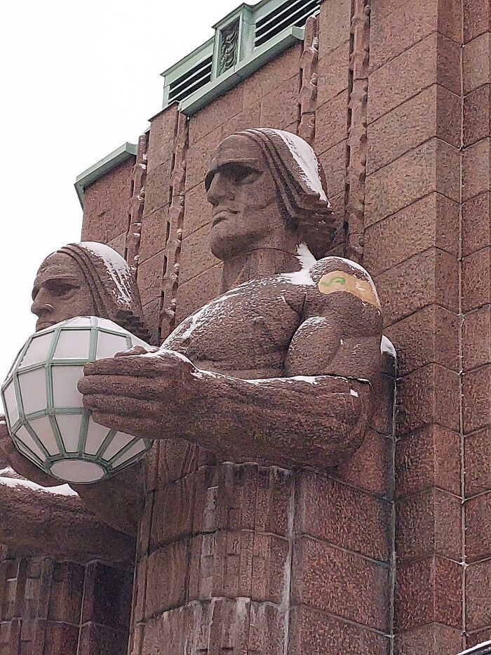 4. "Zaszczepione" posągi przed fińskim dworcem