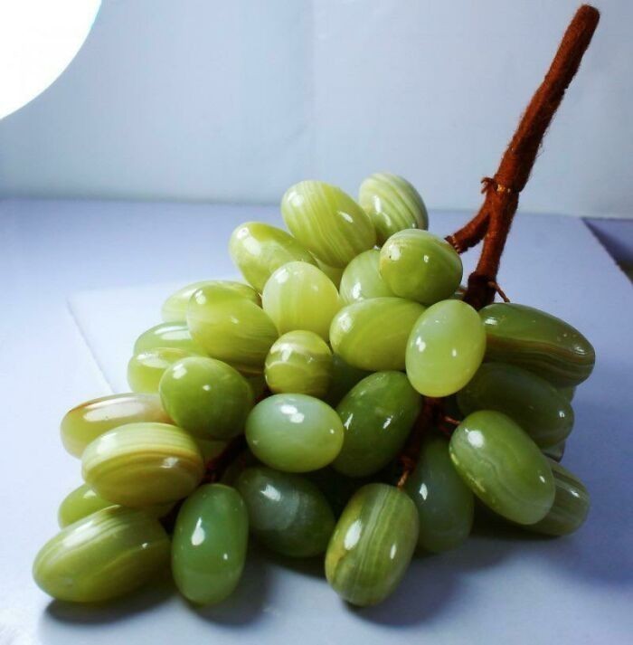 6. Winogrona wyrzeźbione z zielonego onyksu