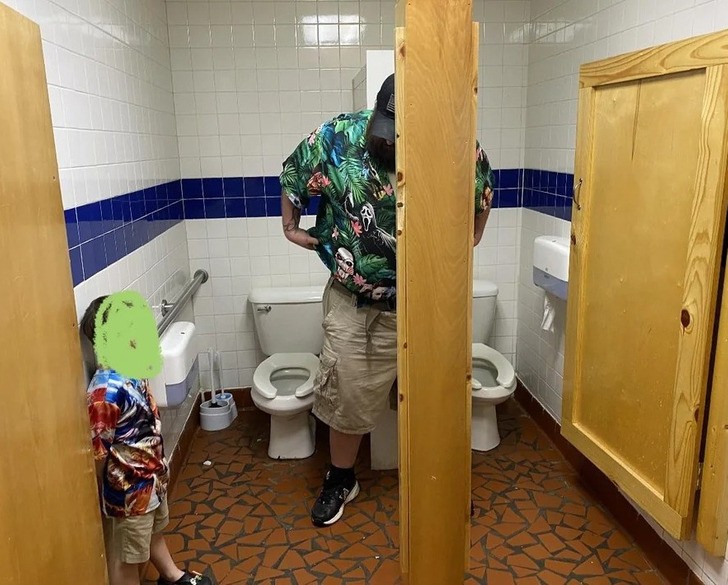 "Toaleta w pizzerii. Dwie kabiny oddzielone ścianką, która nawet nie sięga drzwi."