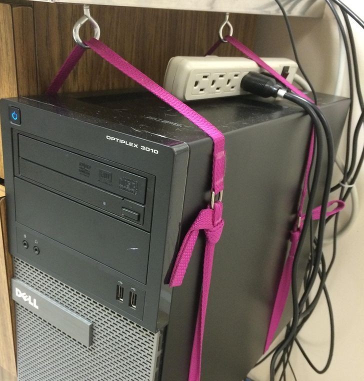 10. "Komputery u mojego weterynarza są podwieszone, by zwierzaki nie mogły dobrać się do kabli."