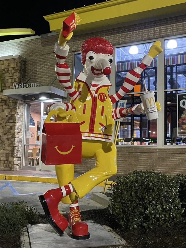 "Zobaczyłem to... coś przed McDonald's w Alabamie."