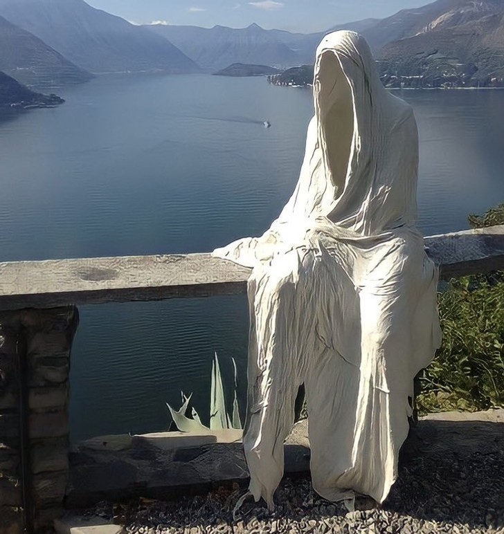 2. Rzeźba ducha przy zamku Vezio we Włoszech