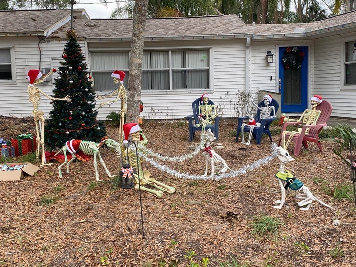 5. "Sąsiad zachował dekoracje z Halloween i przerobił je na ozdoby świąteczne."