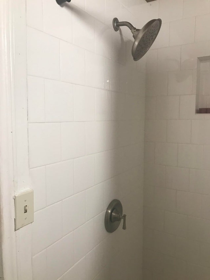 3. "Przełącznik światła umieszczony niemalże pod prysznicem"