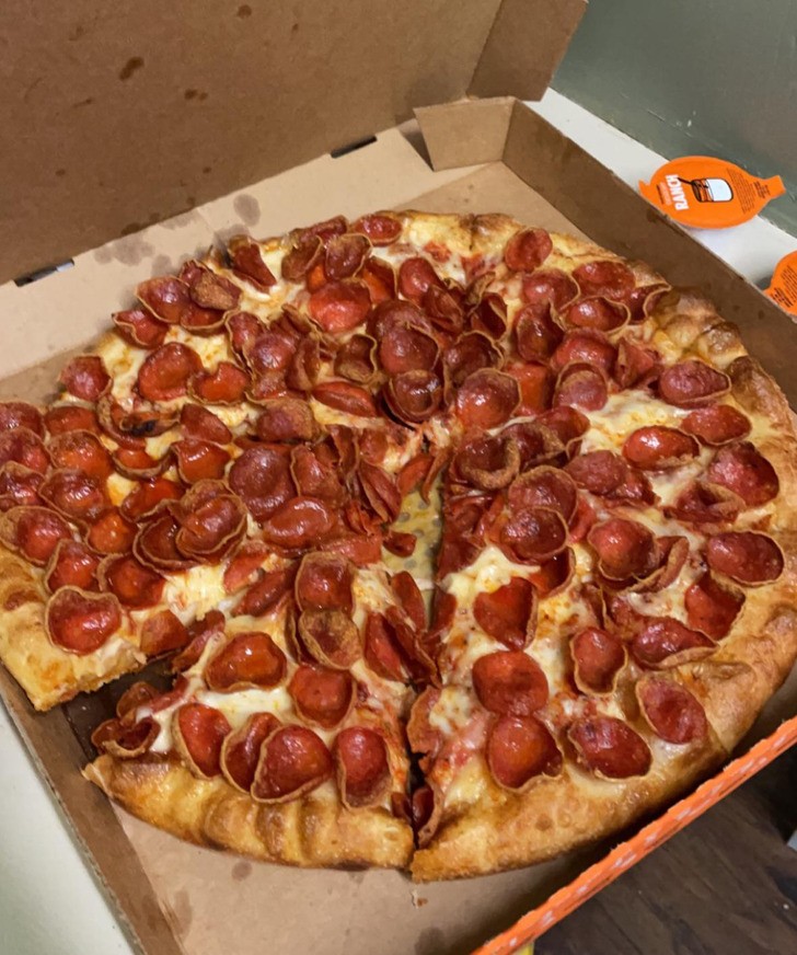 "Niewiarygodna ilość pepperoni na mojej normalnej pizzy za 5 $"