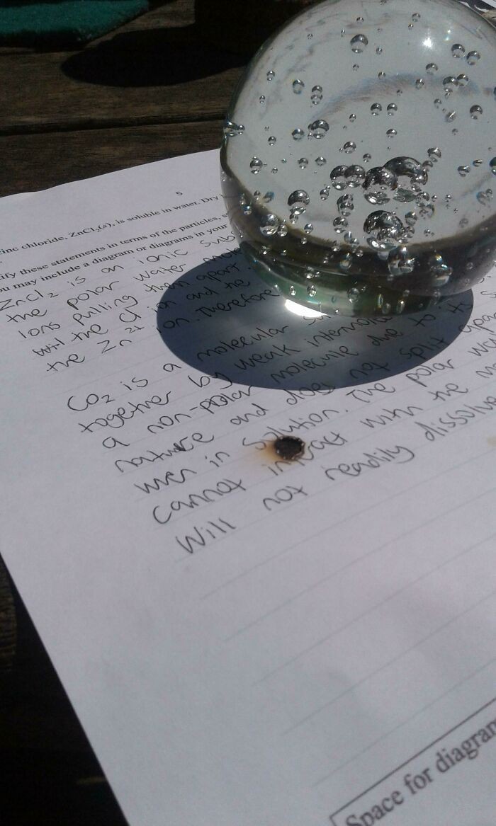 10. "Mój przycisk do papieru wypalił dziurę w mojej pracy domowej."