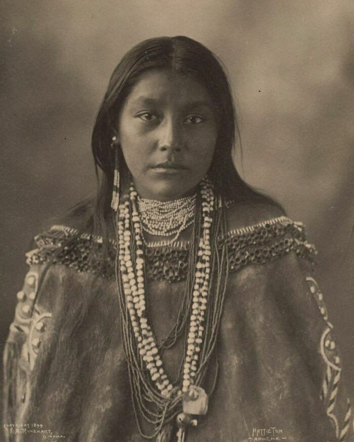 "Portret Hattie Tom, kobiety z plemienia Apaczów, 1899"