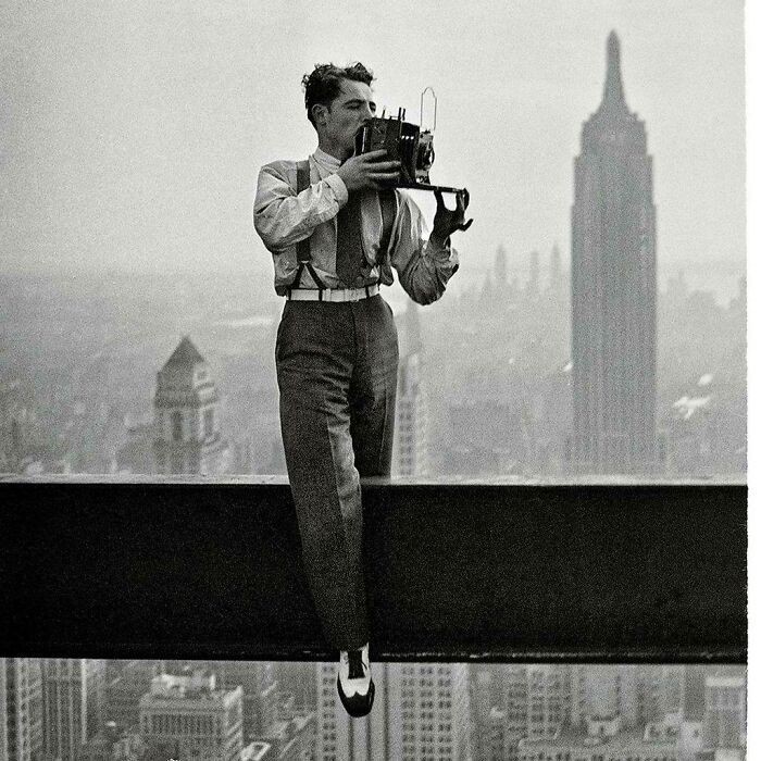Kojarzycie zdjęcie robotników jedzących lunch na niedokończonym Empire State Building? Oto fotograf Charles Ebbets w trakcie wykonywania tej fotografii. 20.09.1932