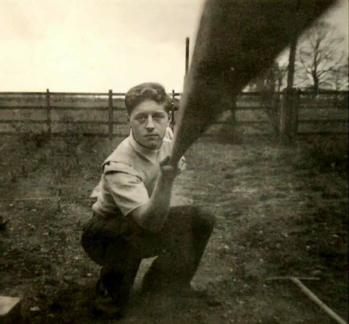 Mężczyzna robiący selfie przy użyciu kijka, którym nacisnął spust aparatu, 1957