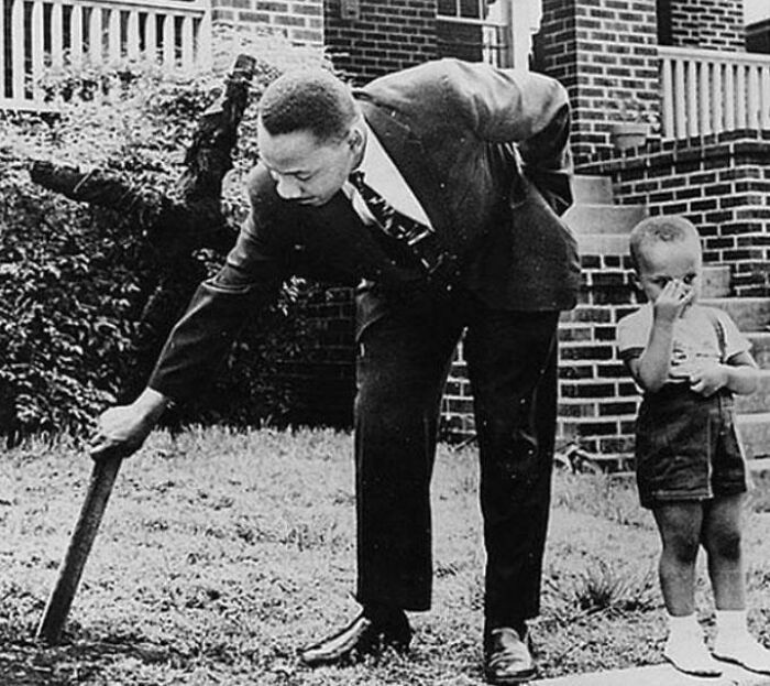 Martin Luther King Jr. usuwający spalony krzyż ze swojego podwórka, 1960