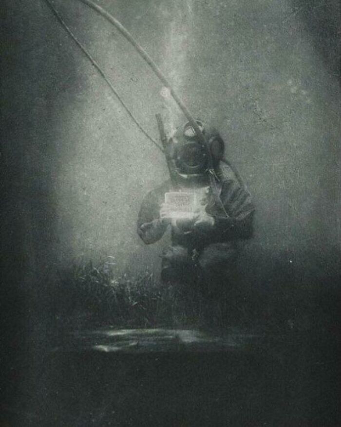 Podwodne zdjęcie nurka wykonane w 1899 roku. Powszechnie uważane za pierwszą podwodną fotografię w historii