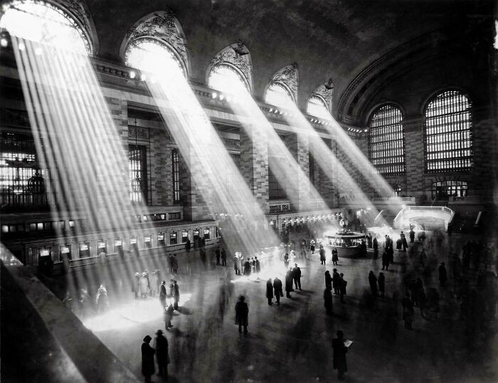 Tego widoku nie da się już zobaczyć, jako że budynki na zewnątrz blokują słońce. Nowojorski dworzec Grand Central, 1929