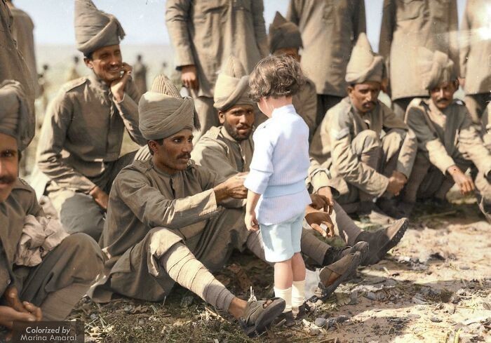 Francuski chłopiec przedstawia się indyjskim żołnierzom, którzy właśnie przybyli do Francji, by walczyć obok francuskich i brytyjskich wojsk, Marsylia, 1914