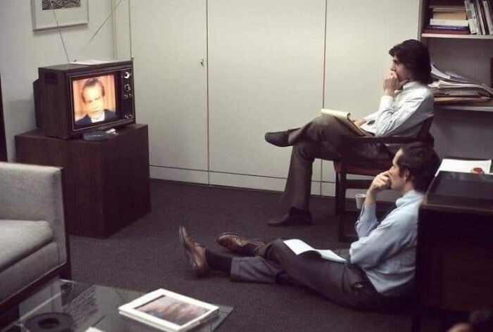 Reporterzy odpowiedzialni za ujawnienie skandalu Watergate oglądają rezygnację prezydenta Nixona, 1974