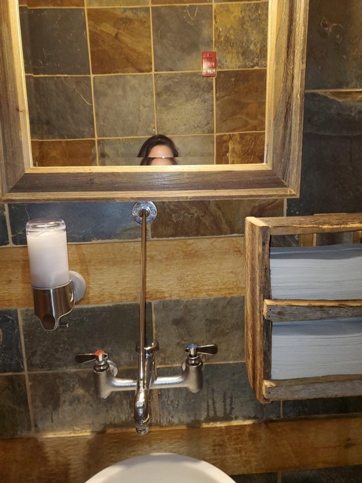 "Mam 162 cm. Nie mogę sprawdzić makijażu w tym łazienkowym lustrze."