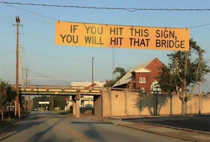 1. "Jeśli uderzysz w ten znak, nie zmieścisz się pod tym mostem."