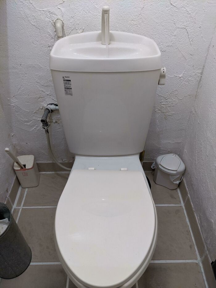 15. Ten zbiornik toalety posiada wbudowany zlew, dzięki czemu nie marnujesz wody podczas mycia rąk.