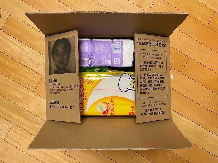 5. Kartony wykorzystywane przez chińską firmę jako informacja o zaginionych osobach
