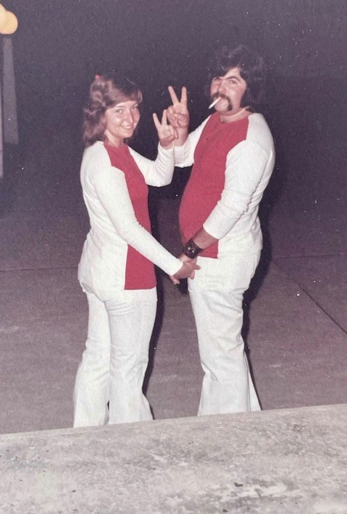 10. "Moi rodzice tuż przed rozpoczęciem swojego miesiąca miodowego w 1971, Podróżowali w swoim Volkswagenie."
