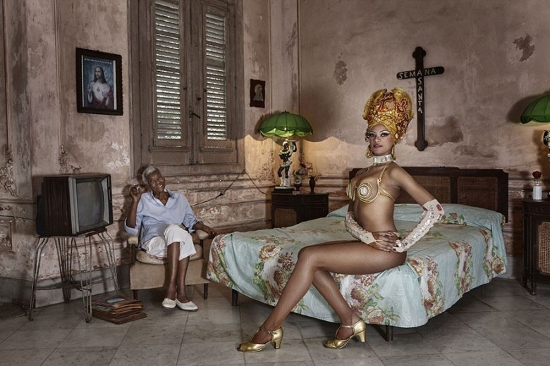 10. Tancerka egzotyczna siedząca ze swoją babcią - Kuba