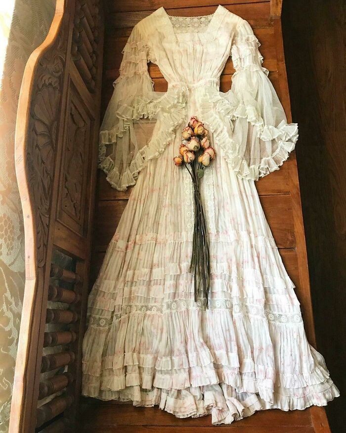 "Kupiłam wczoraj tę sukienkę z epoki edwardiańskiej."
