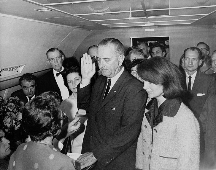 2. Błyskawiczne zaprzysiężenie Lyndona B. Johnsona na pokładzie Air Force One po zabójstwie Kennedy'ego