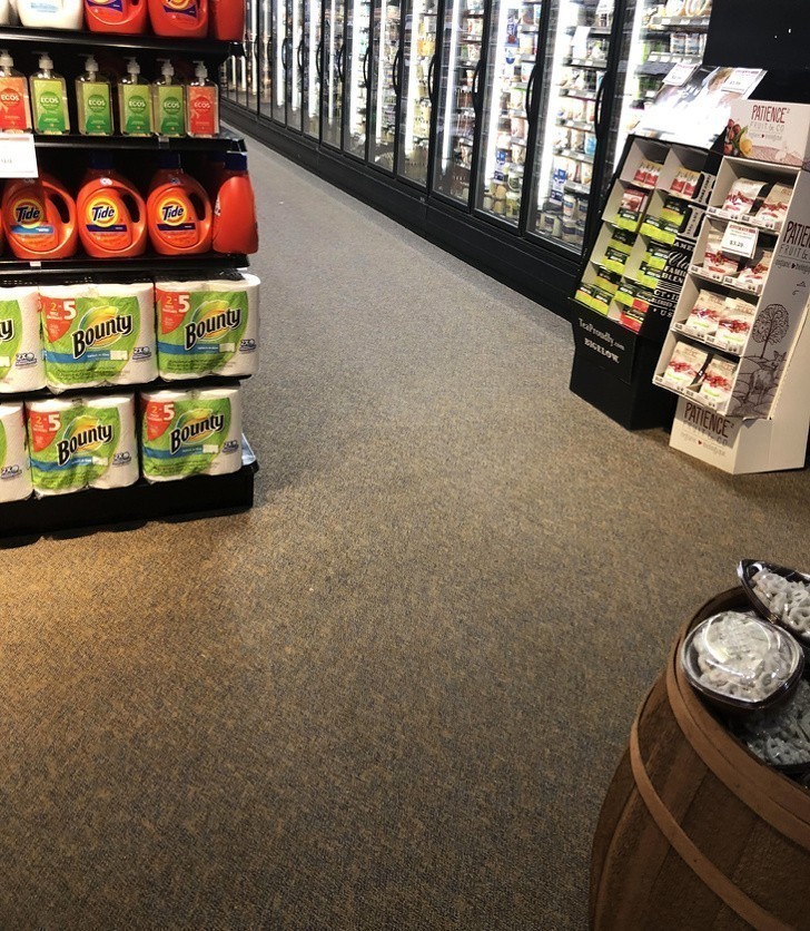 W tym sklepie spożywczym podłoga pokryta jest dywanem.