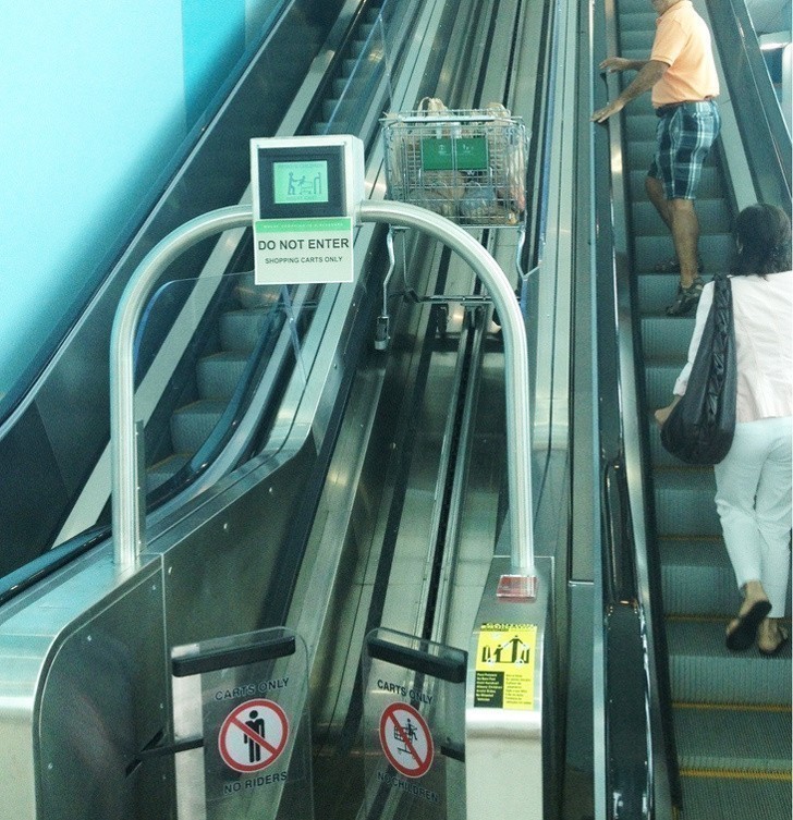 Ten supermarket posiada schody ruchome przystosowane do samych wózków.