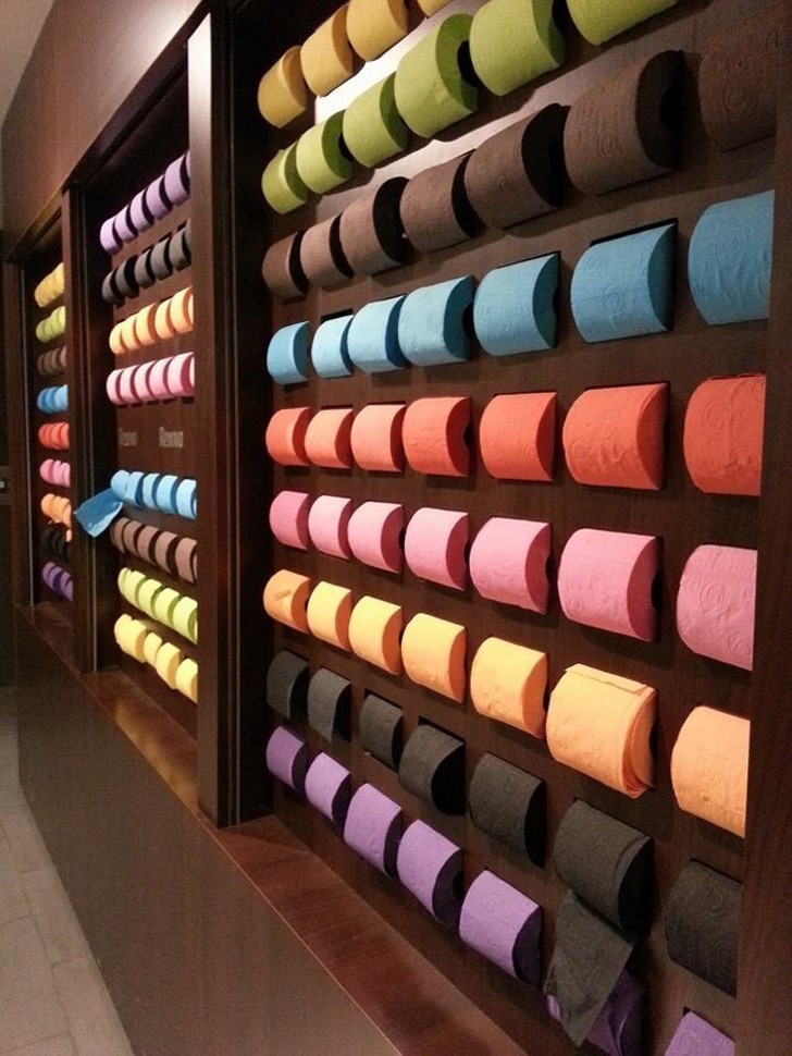 Sklep w Paryżu, sprzedający kolorowy papier toaletowy
