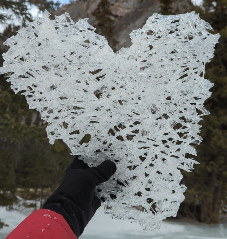 "Interesujący fragment lodu w kształcie serca"