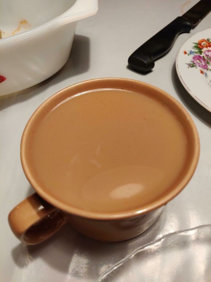 13. "Moja kawa z mlekiem miała taki sam odcień co kubek."