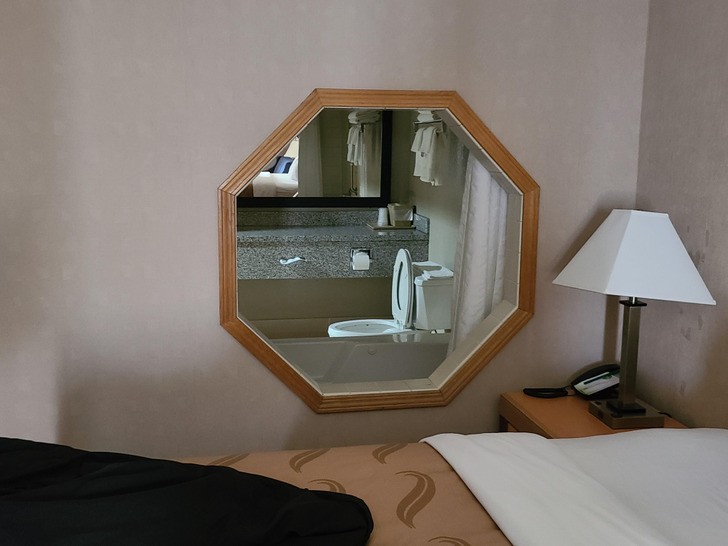 "Pokój hotelowy (to nie lustro)"