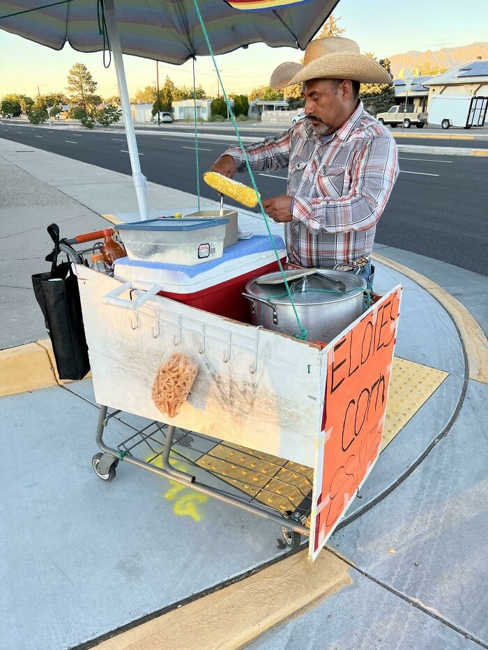 "Sprzedawca uliczny wykorzystujący wózek sklepowy"