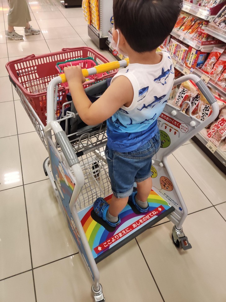 "Wózek sklepowy z miejscem stojącym dla dziecka"