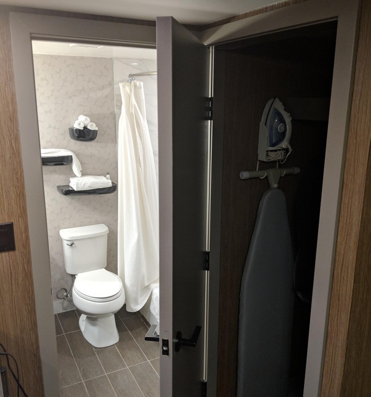 "Te drzwi w hotelu są używane jednocześnie do łazienki i szafy."