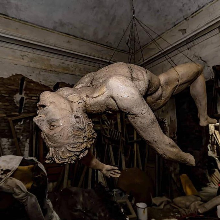 5. "Ten posąg został znaleziony w opuszczonym domu."