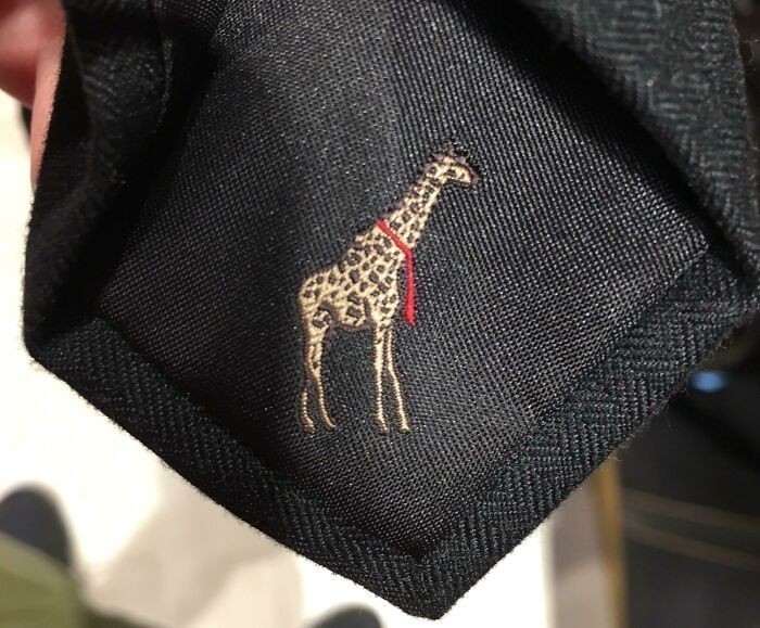 13. "Krawat z maleńką żyrafą noszącą krawat"