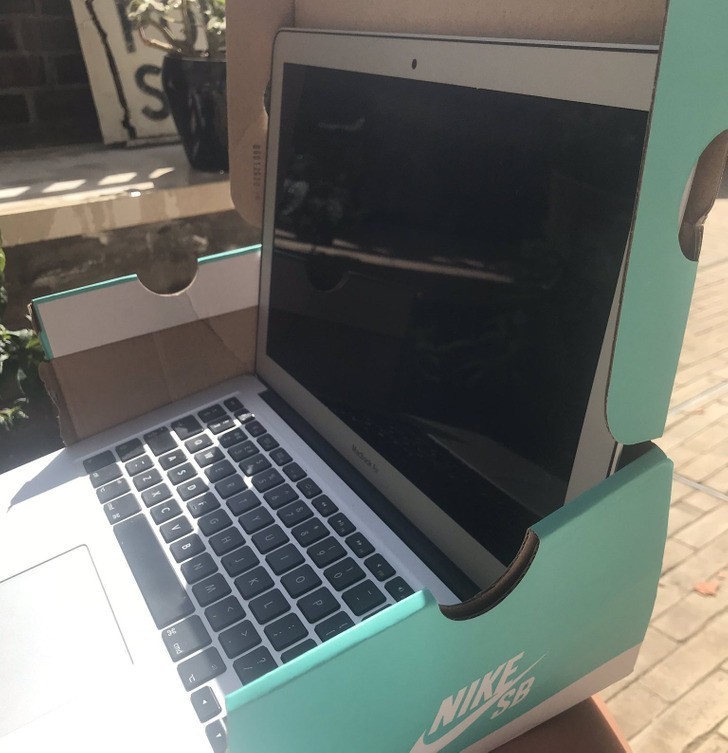 Karton po butach pozwoli ci używać laptopa nawet w pełnym słońcu.