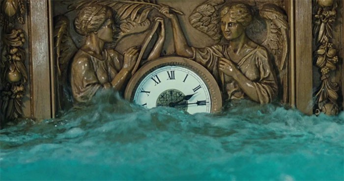 10. Prawdziwy Titanic zatonął o 2:20. W filmie, w trakcie tonięcia statku widzimy zegar pokazujący godzinę 2:15.