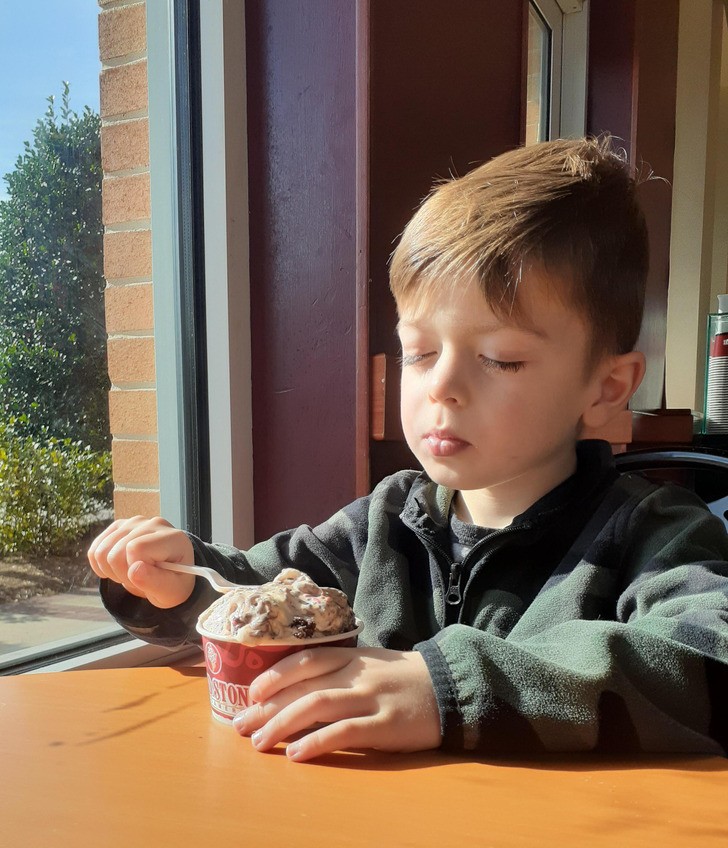 "Mój syn podczas jedzenia lodów"