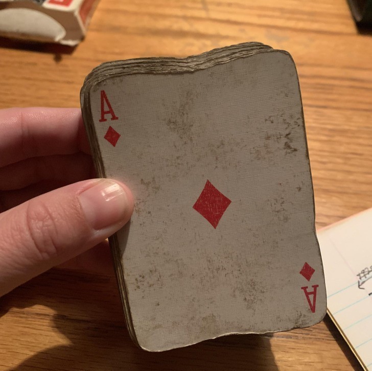 2. "Moja babcia używała jednej talii kart tak długo, że odkształciły się one od tasowania."