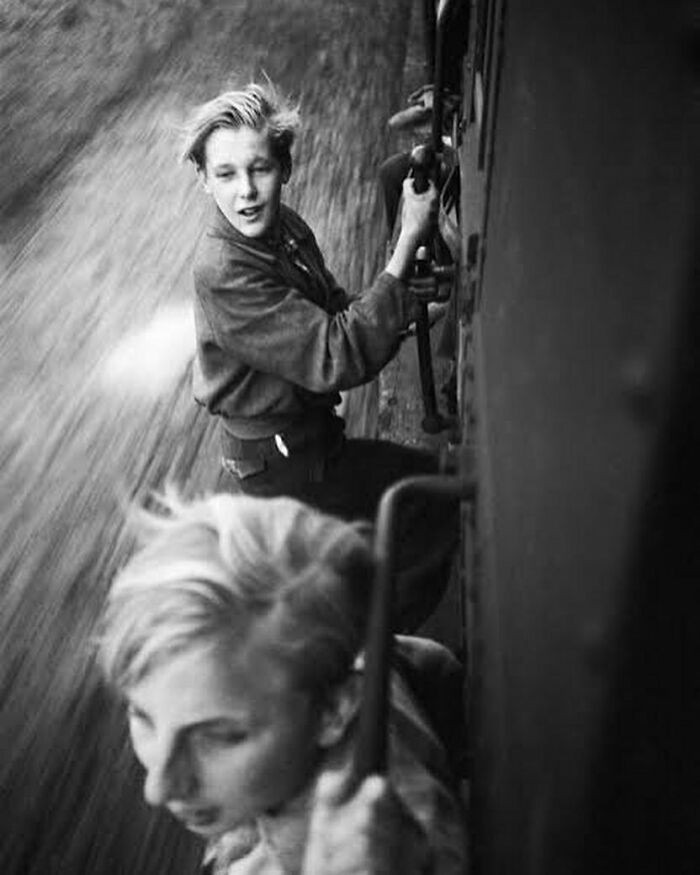 "Chłopcy jadący na boku przepełnionego pociągu po wyzwoleniu Holandii z nazistowskiej okupacji. Rok 1945."