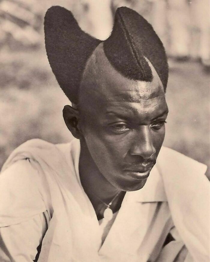 "Amasunzu - tradycyjna fryzura mężczyzn z Rwandy. Lata 20. XX wieku."