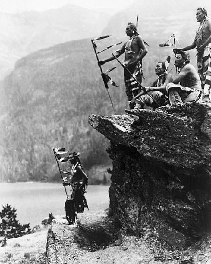 "Wojownicy indiańskiej federacji Czarne Stopy w Parku Narodowym Glacier przy jeziorze Montana"
