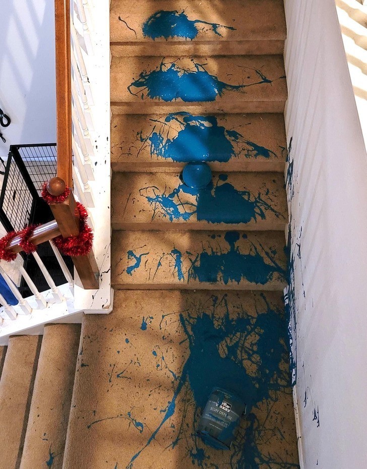 12. "Upuściłem puszkę farby na schodach."
