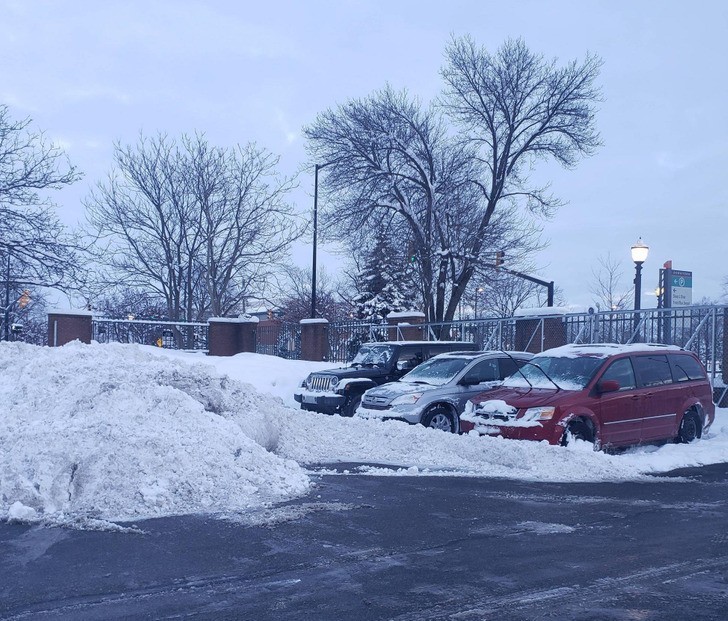 9. "W ten sposób odśnieżyli parking przy mojej pracy po śnieżycy."