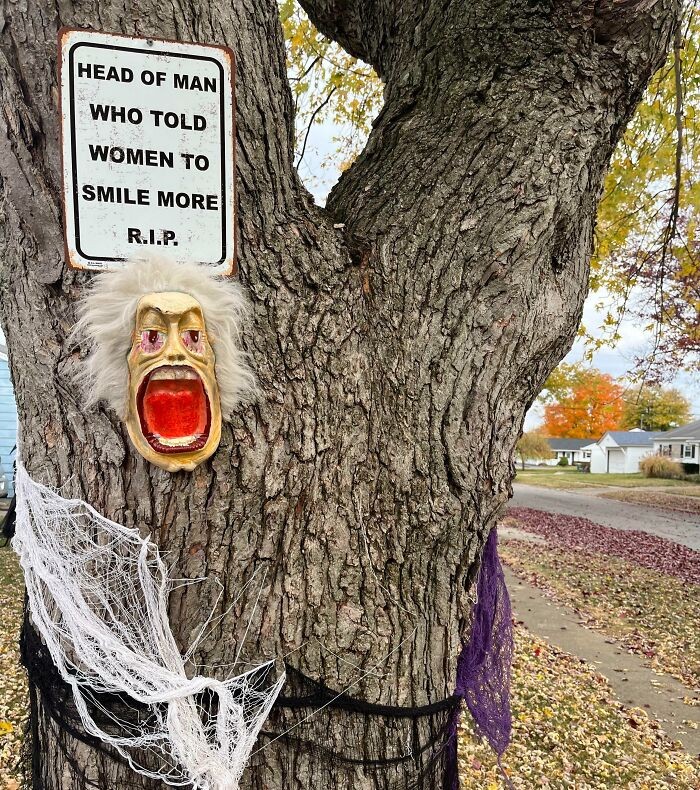 "Ozdobiłam moje drzewo na Halloween."