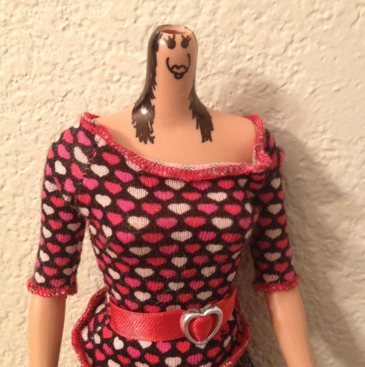 12. "Moja córka naprawiła lalkę kuzynki po tym jak odpadła jej głowa i nie dało się jej przytwierdzić."