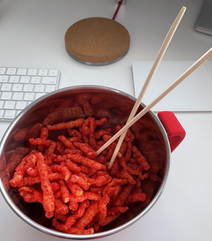 7. "Sposób na jedzenie Cheetosów w pracy bez brudzenia palców"