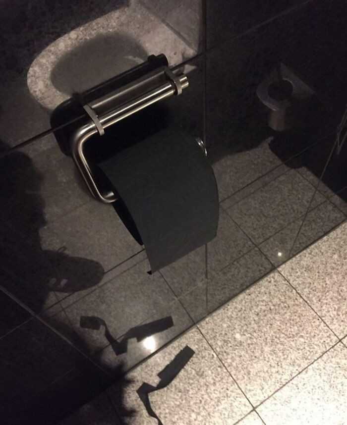 "W publicznej toalecie tego hotelu jest czarny papier toaletowy."